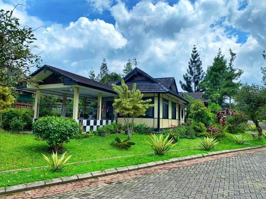 Designer Villa Osaka Puncak Esterno foto