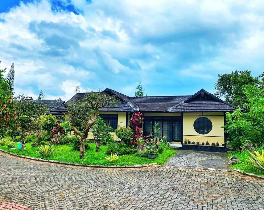 Designer Villa Osaka Puncak Esterno foto