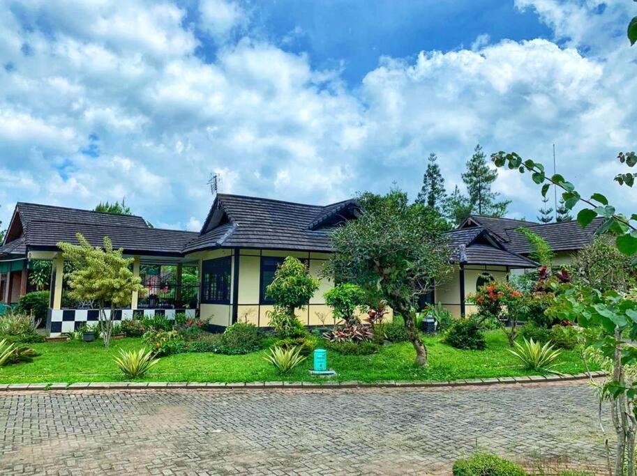 Designer Villa Osaka Puncak Esterno foto