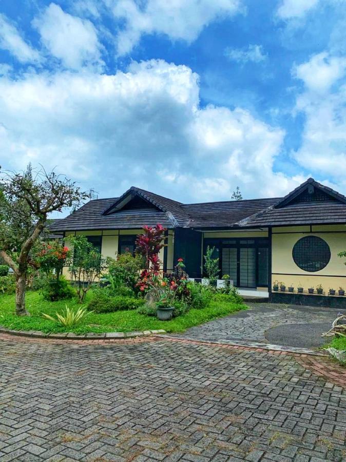 Designer Villa Osaka Puncak Esterno foto