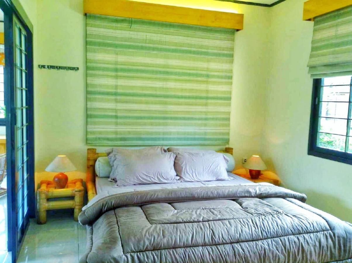 Designer Villa Osaka Puncak Esterno foto