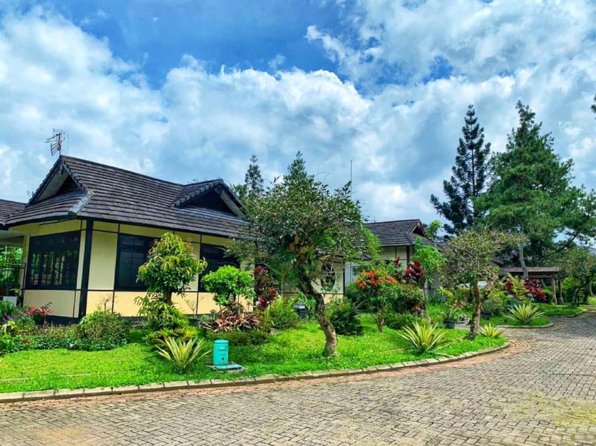 Designer Villa Osaka Puncak Esterno foto