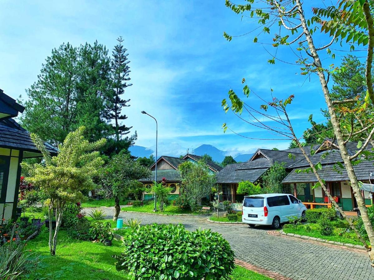 Designer Villa Osaka Puncak Esterno foto