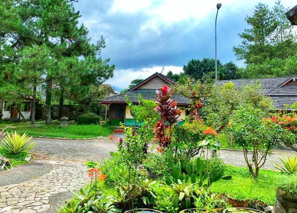 Designer Villa Osaka Puncak Esterno foto