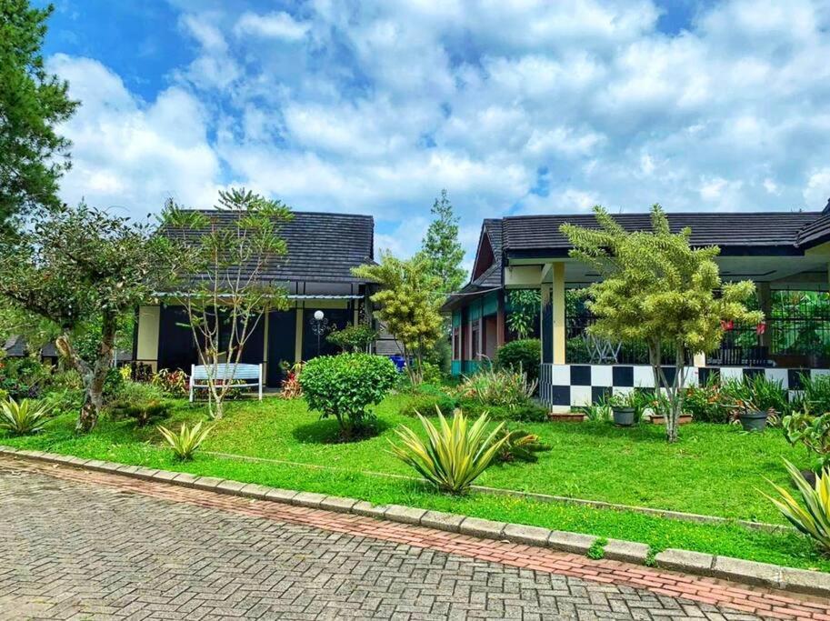 Designer Villa Osaka Puncak Esterno foto