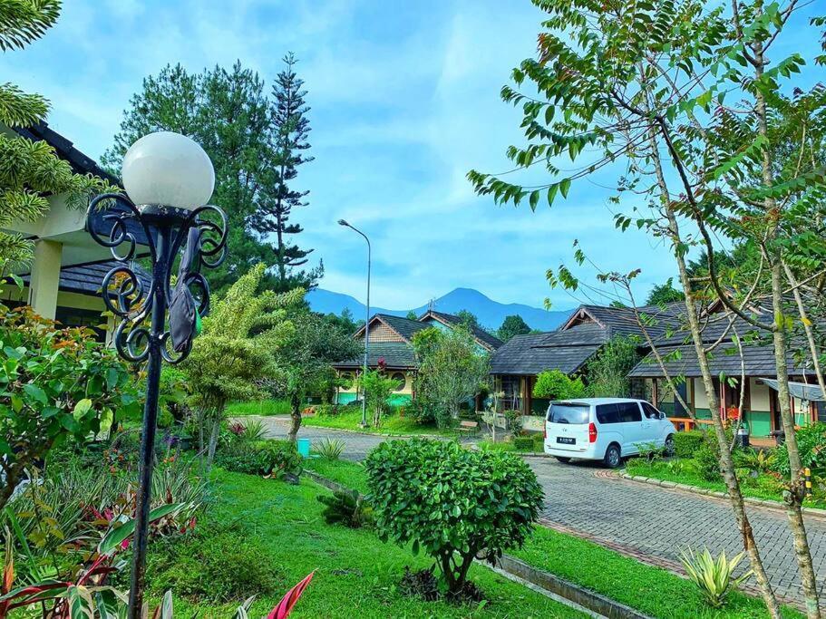 Designer Villa Osaka Puncak Esterno foto