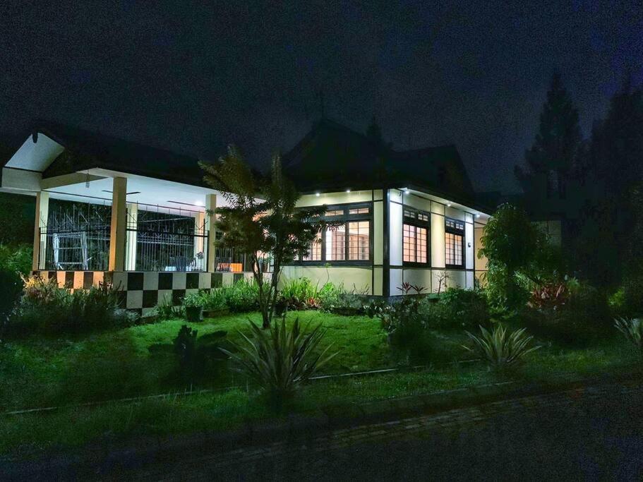 Designer Villa Osaka Puncak Esterno foto