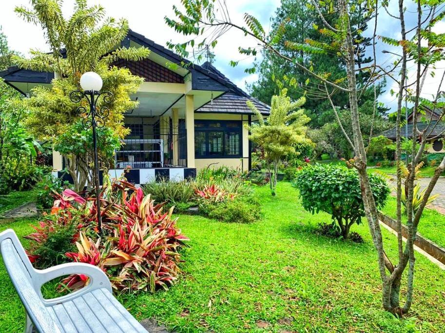 Designer Villa Osaka Puncak Esterno foto