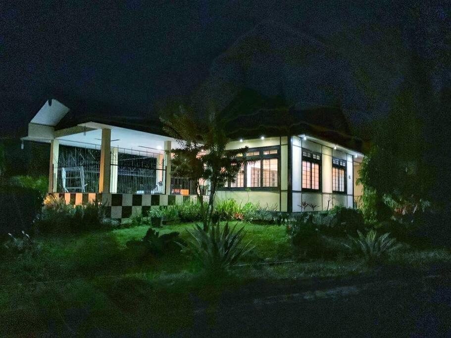 Designer Villa Osaka Puncak Esterno foto