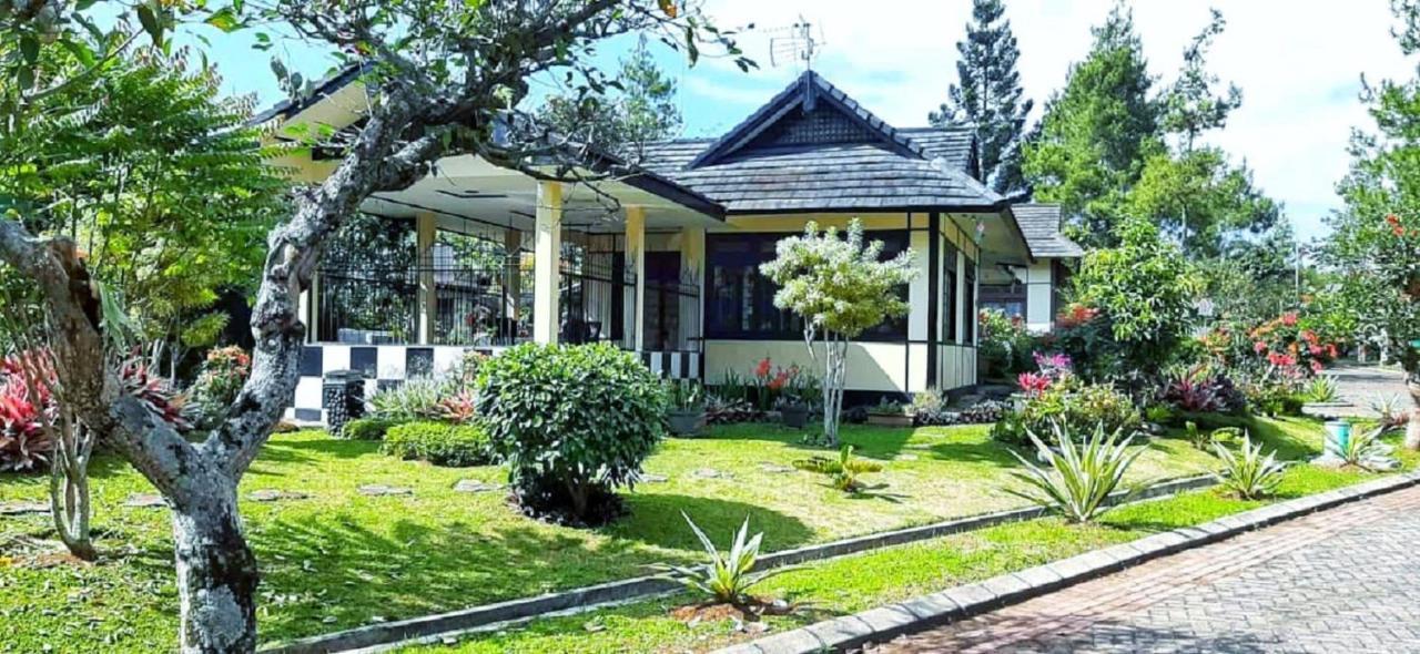 Designer Villa Osaka Puncak Esterno foto