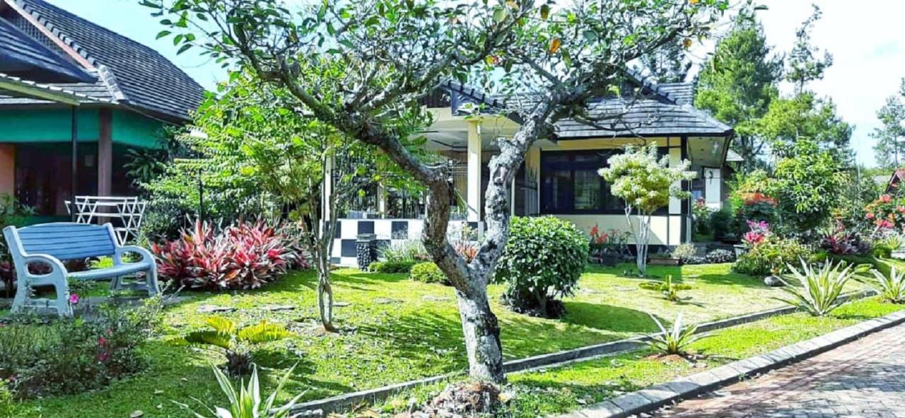 Designer Villa Osaka Puncak Esterno foto