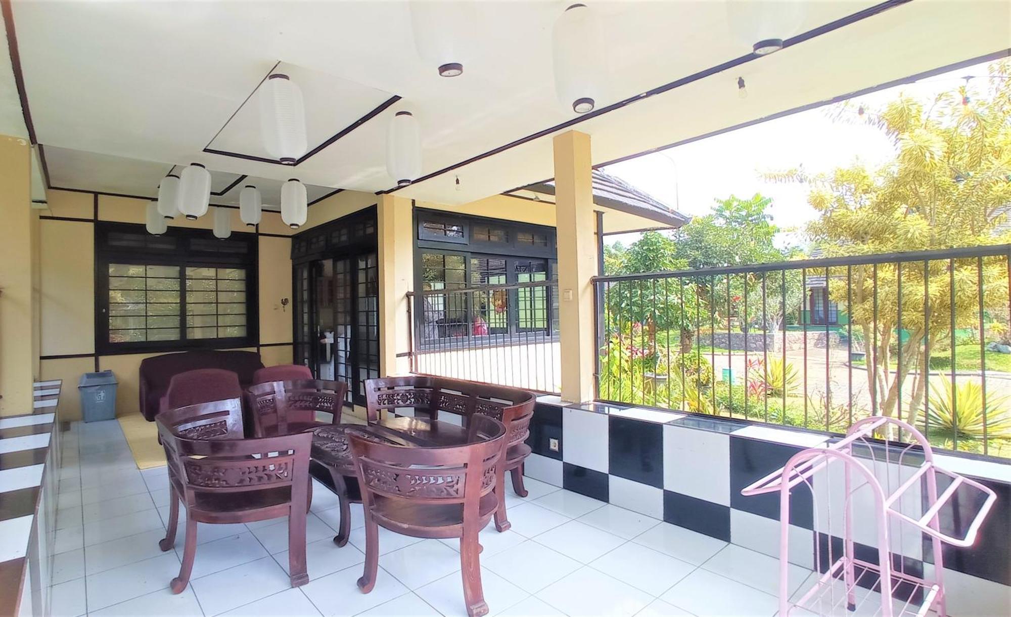 Designer Villa Osaka Puncak Esterno foto