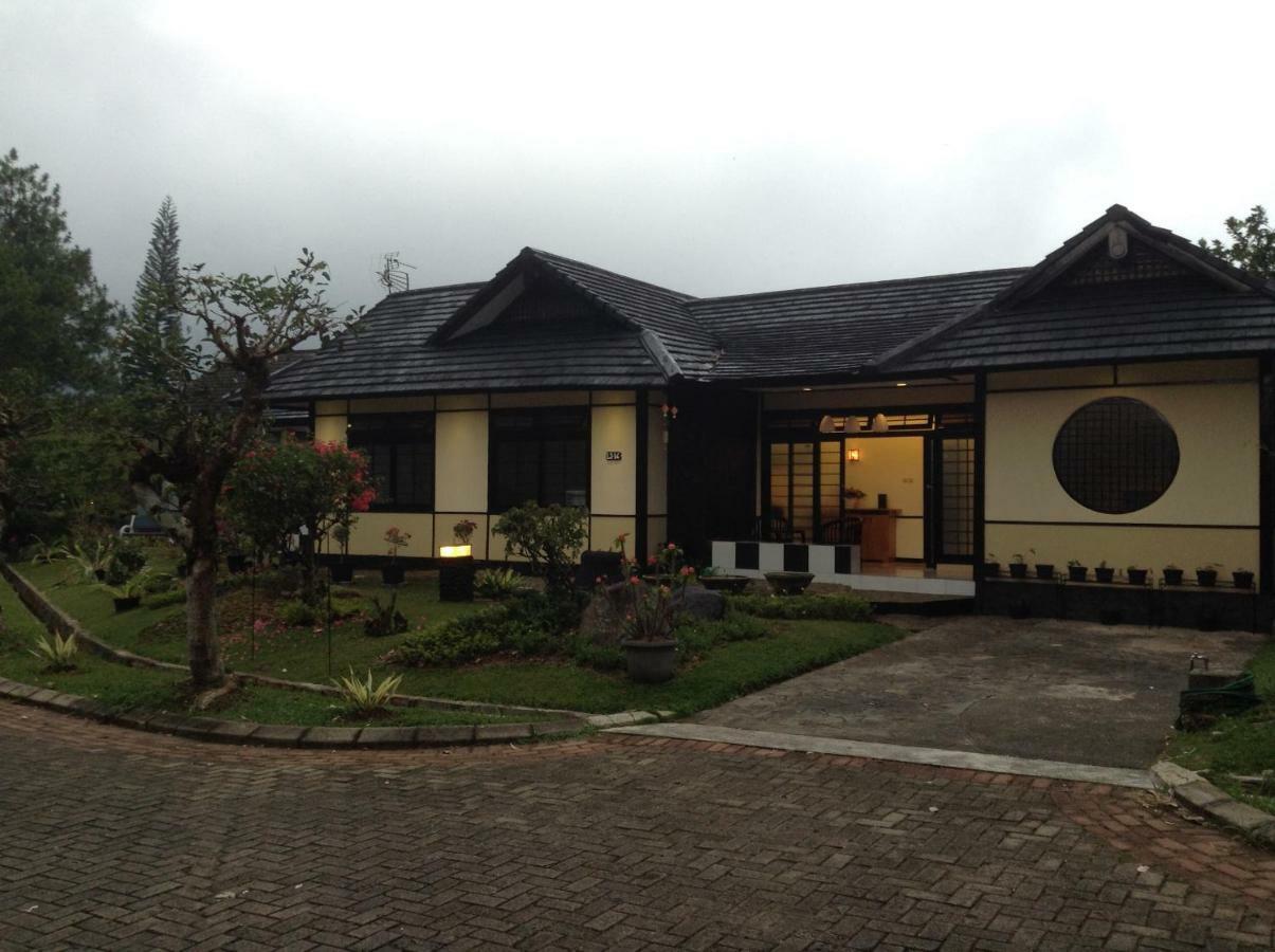 Designer Villa Osaka Puncak Esterno foto